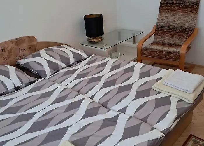 Spacious 3 Bedroom Apartment Prievidza Center For 5 Guests 4 Balconies Near Bojnice דירה *