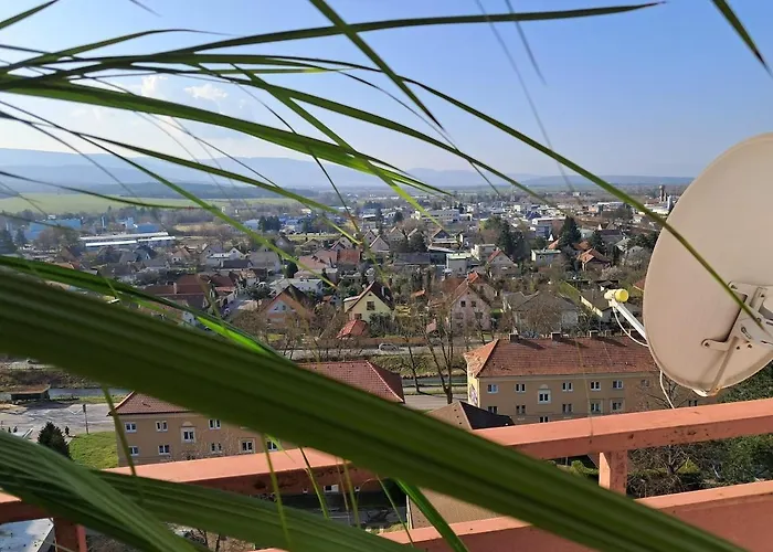 Spacious 3 Bedroom Apartment Prievidza Center For 5 Guests 4 Balconies Near Bojnice פריבידזה