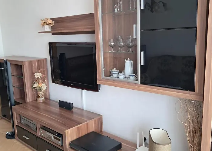 Spacious 3 Bedroom Apartment Prievidza Center For 5 Guests 4 Balconies Near Bojnice דירה פריבידזה