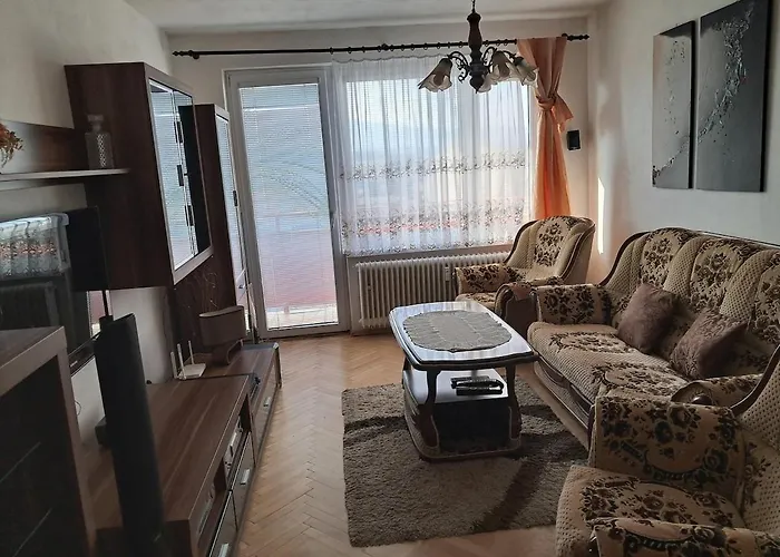 Spacious 3 Bedroom Apartment Prievidza Center For 5 Guests 4 Balconies Near Bojnice פריבידזה