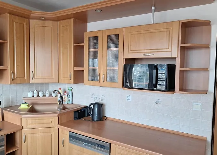 Spacious 3 Bedroom Apartment Prievidza Center For 5 Guests 4 Balconies Near Bojnice * פריבידזה