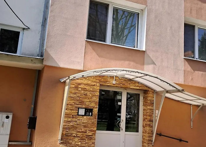 Spacious 3 Bedroom Apartment Prievidza Center For 5 Guests 4 Balconies Near Bojnice פריבידזה